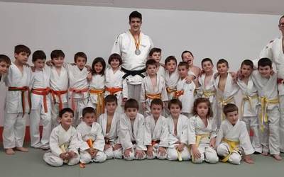 Eneko Eizagirre judo ikasleekin izan da Karela kiroldegian