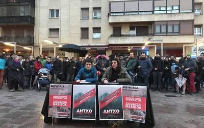 Xabi Rey gogoratu eta omendu dute Donibaneko bizilagunek