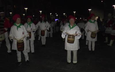 Aurrera Kirol Elkarteko kideek danborrak  astindu dituzte