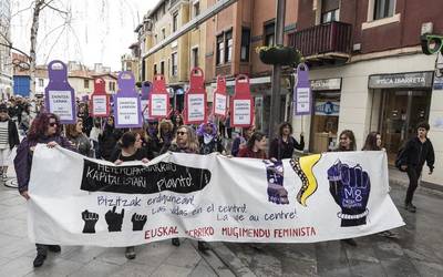 "Guztiontzat bizigarria izango den bizitza" aldarrikatu dute 7.000 emakumek, martxoaren 8ko manifestazio feministan