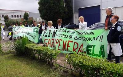 Eatoneko langileek lan-uzteei ekin zieten atzo, euren lanpostuak bermatu daitezen