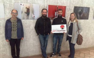 'Zezenak' erakusketa ikusgai jarri du Iruñea Antitaurina taldeak Kondestablen