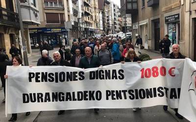 Durango eta Iurretako pentsionistek indarrak batu dituzte manifestazio bategaz