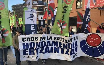 Ertzainek manifestazioa egin dute Durangon lan baldintza hobeak eskatzeko, eta Ertzaintzan "kaosa" dagoela diote