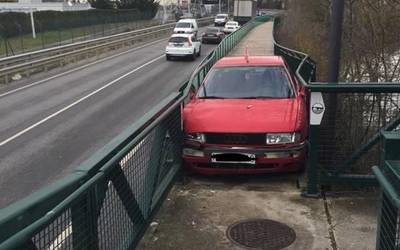 Ez aurrera ez atzera geratu da autoa oinezkoentzako pasabidean
