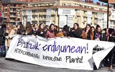 Greba feministak herriko erdigunea itxi du eguerdian