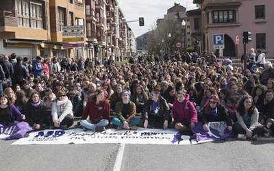 Martxoaren 8an goizean goizetik kaleak hartzeko deia egin du mugimendu feministak