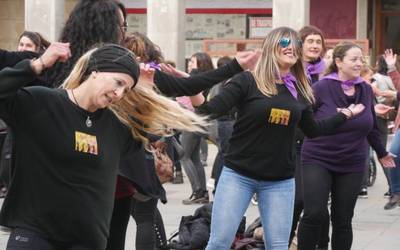 Arratsaldean eta gauean jarraitu du greba feministak, ehunka emakumeren* parte hartzearekin