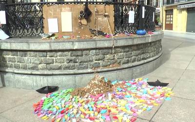 Performance saioa egin zuten Ahalduntze Eskola  Artistikokoek migranteei babesa erakusteko.