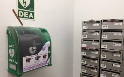 Eztalan lapurtutako desfibriladorea berreskuratu eta herritarren esku jarri dute
