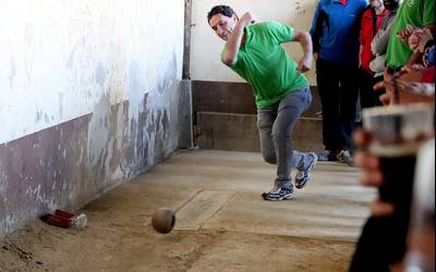 Angel Ibarluzea txapeldunorde Idotorbeko bola joko txapelketan, Gipuzkoako txapelketako aurrenekoa