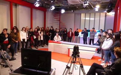 Telebistako albistegi bat nola egiten den ikasteko, Arizmendiko Gaztelupeko Batxi 1eko ikasleak Goienan izan dira