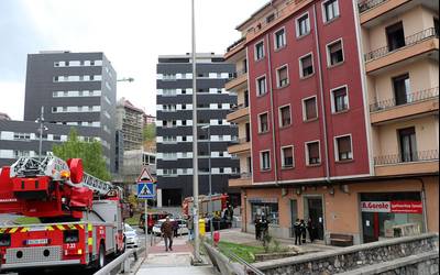 Santa Ana kaleko etxebizitza bateko sukaldeak su hartu du