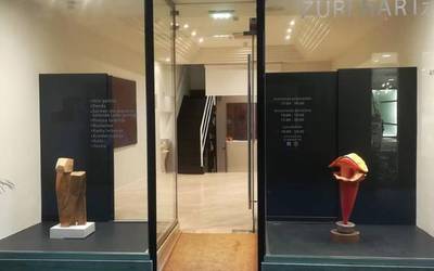 Aitor Etxeberria artistaren 'Atzera begira' erakusketa jarri dute ikusgai Zurihartz galerian
