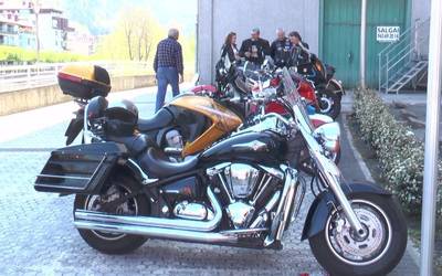 Kotxe eta moto klasikoak bildu zituzten guztien  gozamenerako