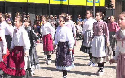 Hainbat ume elkartu dira Dantzari Txiki Eguna ospatzeko