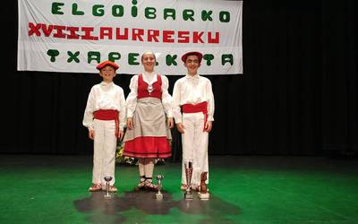 Herriko zortzi dantzari lehiatu dira Elgoibarko Aurresku Txapelketan