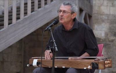 Joan Frances Tisner: "Elkar ezagutzeko komunikazio tresna dira bai dantza bai musika tradizionala "