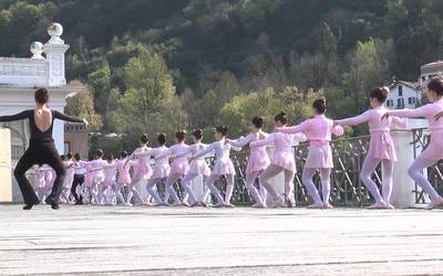 Ballet dantzariek Zerkausiko barandan eskaini zuten ikuskizuna