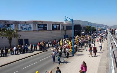 "Juan Carlos I" gerraontzia: milaka lagun bisitan, ehunka protestan