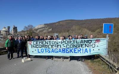 Hitzarmena betetzeko eskatuz, greba