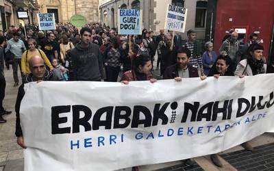 [Bideoa] Jendetza batu da Erabakik kontsultaren alde deitutako manifestazioan