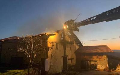 Aiaran erretako baserriaren familia laguntzeko arropa bilketa antolatu dute