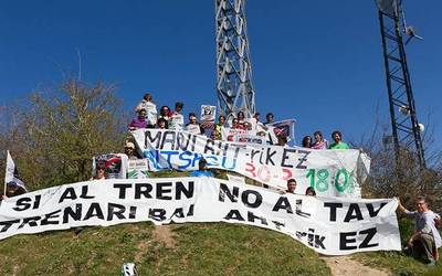 Tren sozialaren aldeko manifestazioa babesteko eskatu diete udalei eta kontzejuei