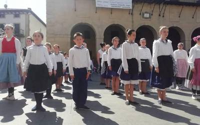 ARGAZKIAK. Zumaiako dantzariek Oiartzungo Dantzari Txiki Egunean hartu dute parte