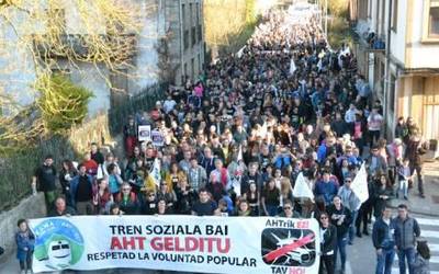 Tren sozialaren aldarria Altsasuko kaleetan zabaldu zuten larunbatean