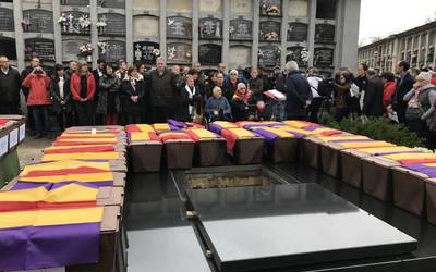 Frankismoak eraildako 47 pertsonaren gorpuzkiak hobiratu dituzte Iruñeko hilerrian