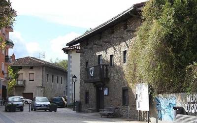 Errefuxiatuentzako arropa eta material bilketa egiten ari dira Gizarte Etxean