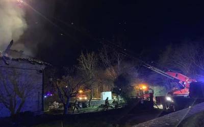 5 lagun atera behar izan dituzte etxetik, baserria erre eta gero