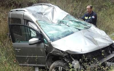 Auto bat maldan behera erori da Onsoño auzoan, baina ez da zauriturik egon