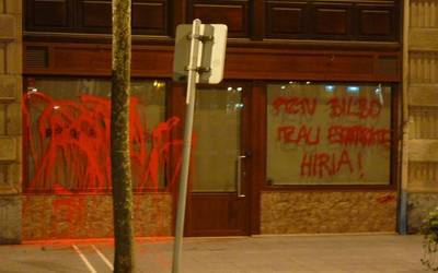 Pisu turistikoak kudeatzen dituen enpresa baten aurkako ekintza burutu du Piztu Bilbok