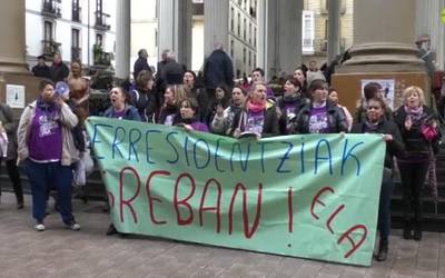 ELA Sindikatuak deituta, eltze-jotzea egin dute zahar egoitzetako langileek lan hitzarmenaren alde