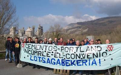 Lan hitzarmena betetzeko eskatuz bigarren greba eguna
