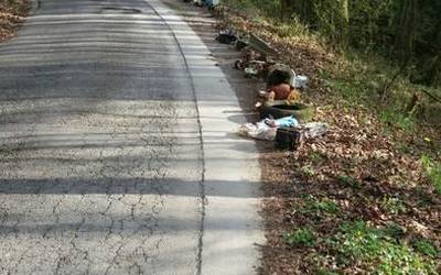 Mendiola inguruetan bildutako hondakinak errepide alboan bildu ditu auzotar batek