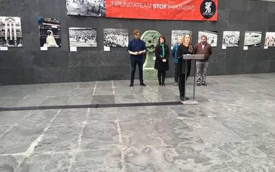 'Inpunitateari Stop', erakusketa jarri du 78ko sanferminak gogoan plataformak parlamentuan