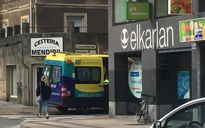Auto batek txirrindulari bat harrapatu du Lamuza kalean