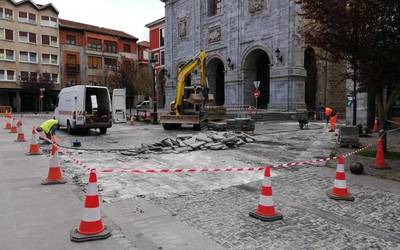 Foru plazako lur zorua konpontzeari ekin diote