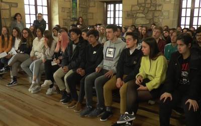 Antonianoko Erasmus + programan parte hartzen ari diren Herbereetako ikasleei eta irakasleei harrera egin die Udalak