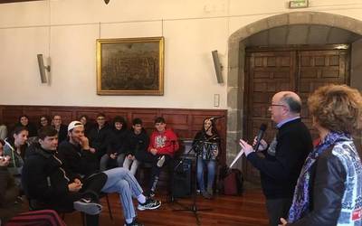 Erasmus bidez etorritako italiarrei harrera Udalean