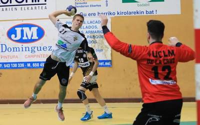 Mikel Amilibia Kroaziara bidean da espainiako eskubaloi selekzioarekin