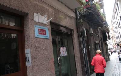 Herriko Etxearen fatxadatik banderak lapurtu dizkietela salatu du Alderdi Sozialistak