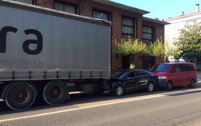 Kamioi baten eta bi autoren arteko istripua izan da Loiolan