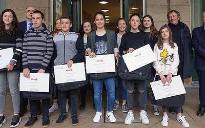 Malen Bastidak eta Nora Uriak sari bana jaso dute Azkue Literatura Sariketan