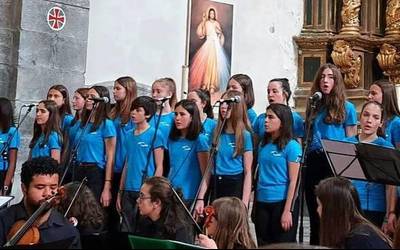 Torroella de Montgríko musikari eta abeslariek kontzertua eskaini dute Leitzan