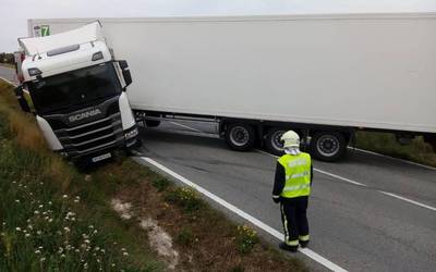 Kamioi bat irauli da A-15 errepidean, Pagozelai eta Leitza artean
