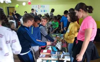 Xauli elkartea laguntzeko azoka solidarioa egin dute Baztan Ikastolako ikasleek